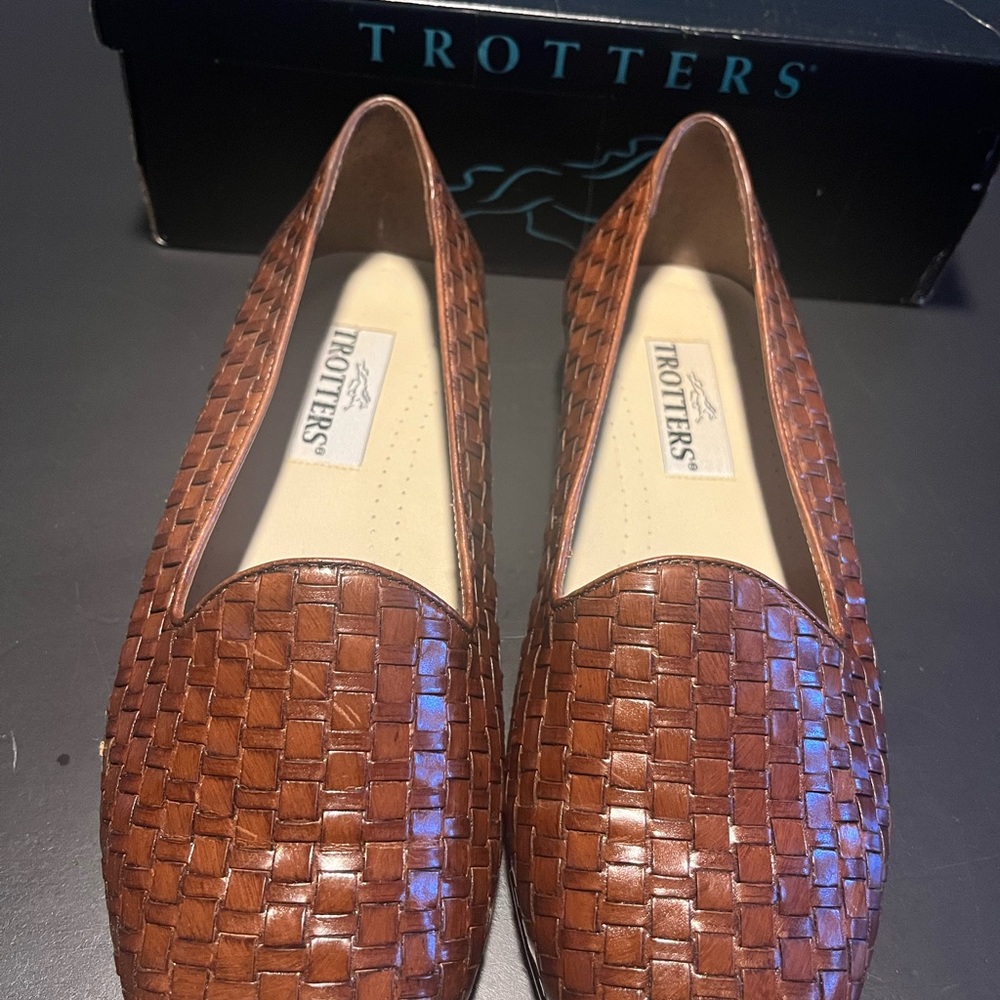 Trotters Liz Weave brown calfskin flats size 10WW